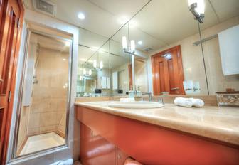 Charter yacht VOYAGER en suite