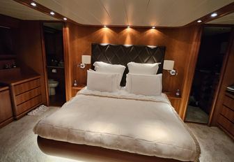 Charter yacht PACHA double guest cabin with central berth