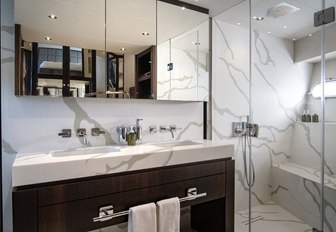 Charter yacht NIGORA en suite