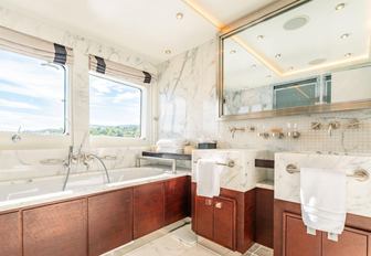 Charter yacht VICTORY en suite with marble bath tub