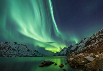 norway northern lights with snowy mountains