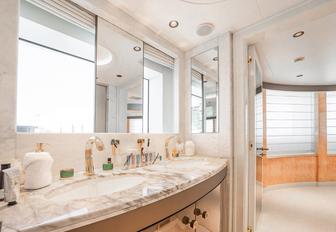 Charter yacht AELIA en suite
