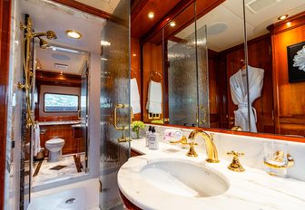 Charter yacht TEMPTATION ensuite