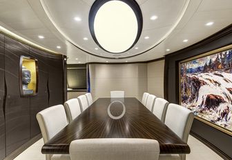 The formal dining on board sailing yacht 'Mondango 3'