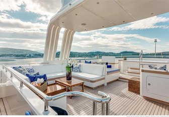 the paranoramic view of saint martin and the Caribbean ocean from the airy and spacious sun deck of motor yacht fabulous character 
