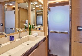 Charter yacht NAYLA en suite