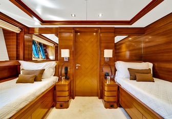 Charter yacht SEASCAPE V twin cabin
