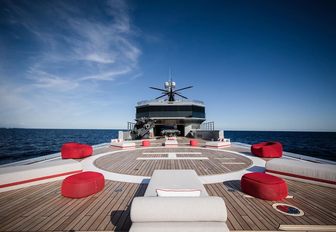 Charter yacht BOLD helipad 