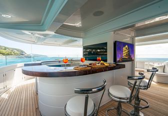 Charter yacht VICTORIA DEL MAR wet bar and wall-mounted TV