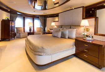 full-beam classically styled master suite on board charter yacht ‘Blue Moon’ 