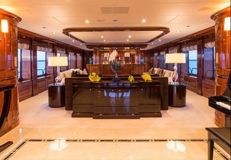 The upper salon of motor yacht 'Remember When'