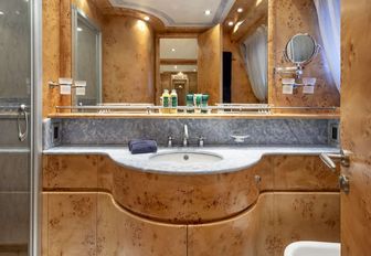 Charter yacht ANDILIS en suite sink