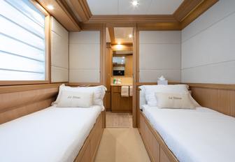 Charter yacht LA PAUSA twin cabin