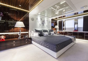 full-beam master suite on board charter yacht MYSKY