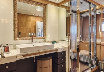 Charter yacht NINO en suite