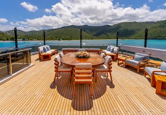 Charter yacht SCOTT FREE exterior dining option