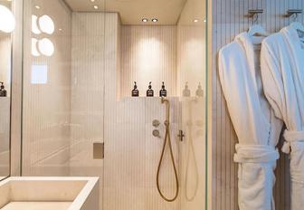 Charter yacht LA LA LAND en suite