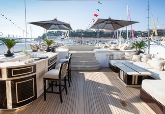 bar and step-up Jacuzzi on the sundeck of superyacht ILLUSION V