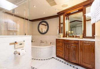 Charter yacht REMEMBER WHEN en suite