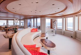 Social living space on superyacht LUNA