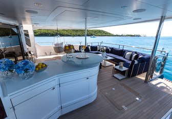 alfresco dining on superyacht