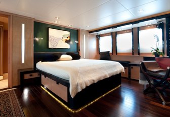 full-beam master suite on board superyacht IZUMI 