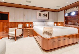 Charter yacht BATELLO guest cabin and central berth
