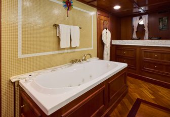 Charter yacht SEAGULL II ensuite with bath tub