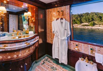 Charter yacht DILARA en suite