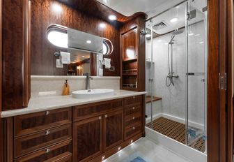Charter yacht BEYOND CAPRICORN en suite
