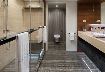 Superyacht charter ELA en suite