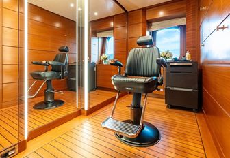 Charter yacht BLACK PEARL hairdressing station