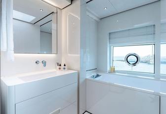 Charter yacht EROLIA en suite