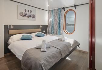 Charter yacht LUPUS MARE double cabin