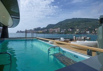 Superyacht MOKA infinitiy pool