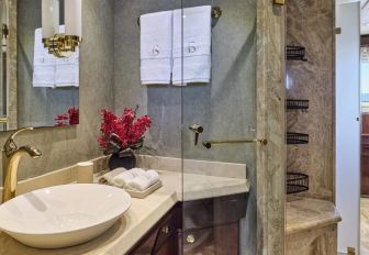 Superyacht charter BLUE SYMPHONIE en suite basin 
