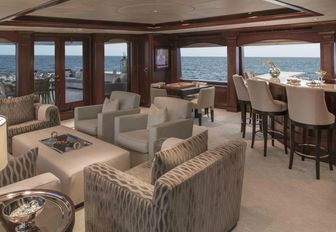 The upper salon of motor yacht Carpe Diem II