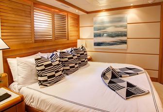 Charter yacht XOXO guest cabin