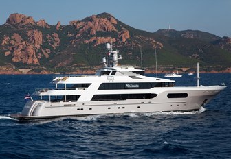 charter yacht MY SEANNA underway on a private yachting vacation