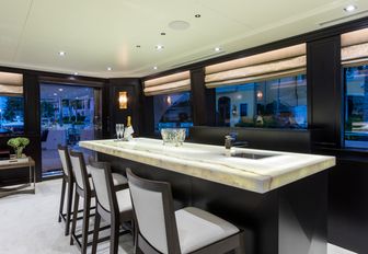 Superyacht charter TANZANITE wet bar