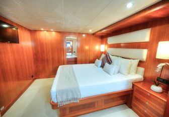 Charter yacht VOYAGER master cabin