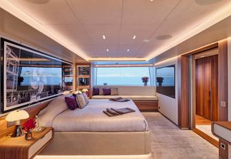 Charter yacht PARA BELLVM master cabin with central berth