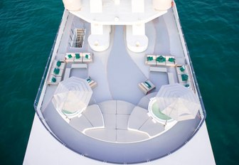 two Jacuzzis, sunpads and seating areas on the sundeck of charter yacht SALUZI 