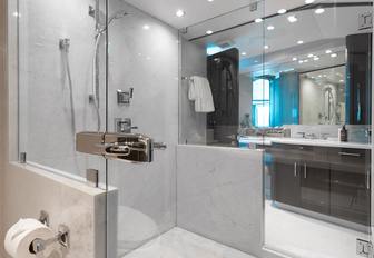 Charter yacht MEMENTO VIVERE en suite