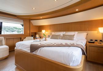 Charter yacht LA PAUSA guest cabin
