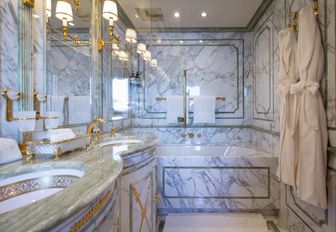 Charter yacht BLACK PEARL marbled en suite
