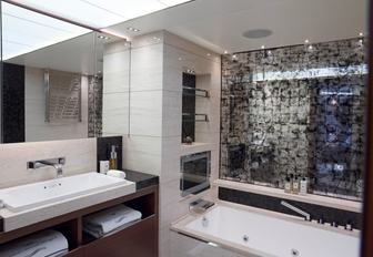 Charter yacht IMPERIAL PRINCESS BEATRICE en suite