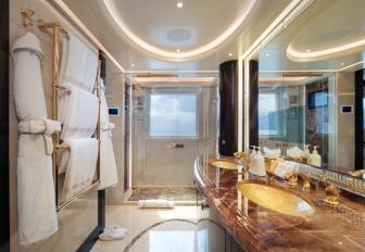 Superyacht charter WHISPER en suite