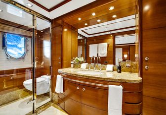Charter yacht SEASCAPE V en suite