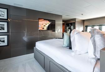 Charter yacht BEACHOUSE master cabin overview